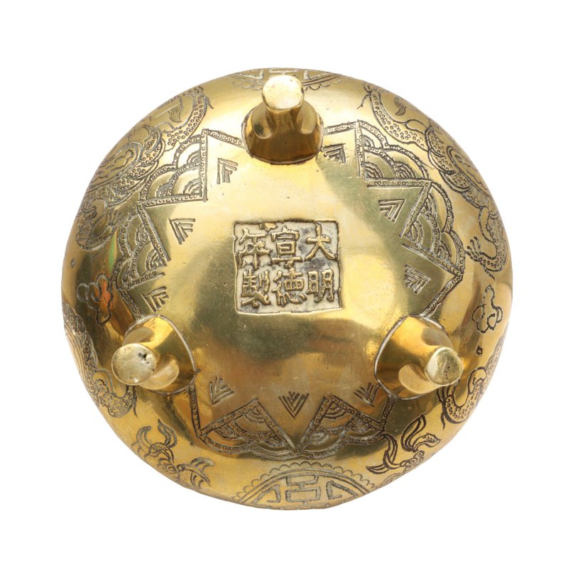 清十八/十九世紀 各式銅三足沖天耳爐一組三件 | Three Chinese gilt-bronze censers, Qing dynasty, 18th/19th century - 图4