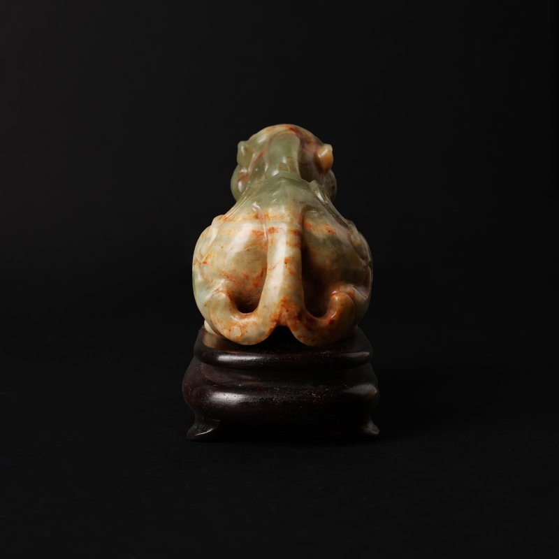 二十世紀 青玉帶皮瑞獸擺件 | A Chinese celadon and russet jade 'mythical beast' carving, 20th century - 图16