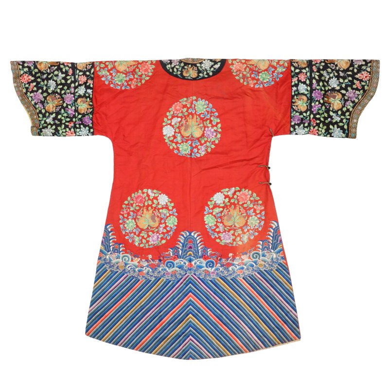 清十九世紀 紅地刺繡花卉紋女單袍 | A fine Chinese woman's red-ground embroidered 'floral' silk robe, danpao, Qing dynasty, 19th century - 图2