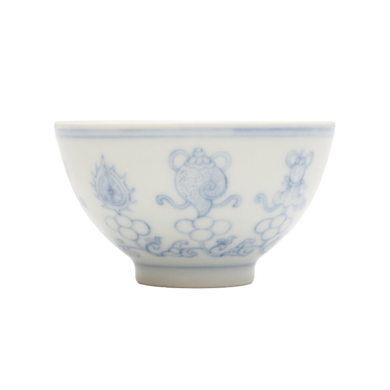 二十世紀 青花八吉祥紋盃 《大清雍正年製》款 | A Chinese blue and white 'Eight Emblems' wine cup, 20th century, Yongzheng mark