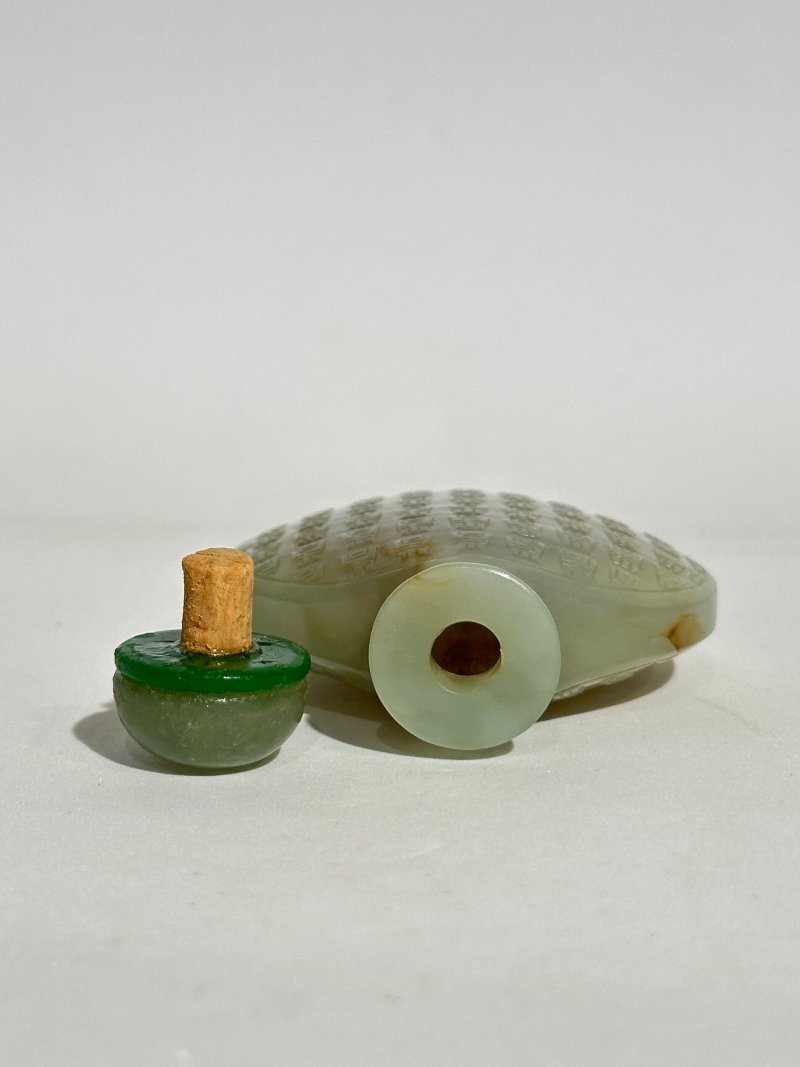 清十九世紀 青玉壽字紋鼻煙壺 | A GREEN JADE 'SHOU CHARACTERS' SNUFF BOTTLE - 图4