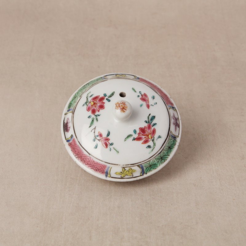 清乾隆 粉彩花卉紋蓋壼 | Santos Collection | A Chinese famille-rose 'floral' teapot, Qing dynasty, Qianlong period - 图6