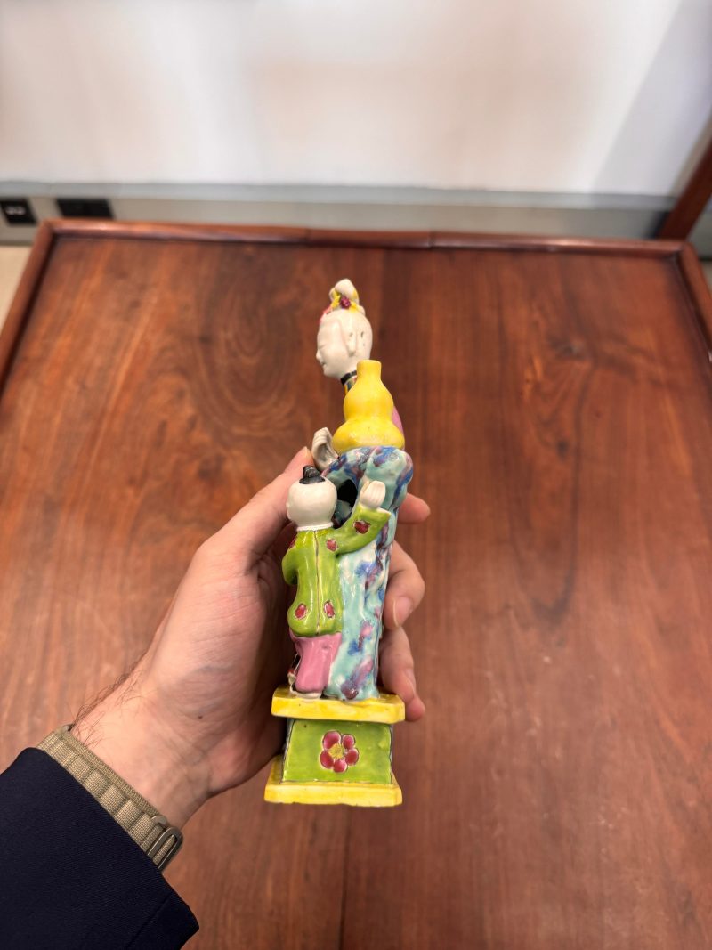 清乾隆 粉彩仕女與童子像 | Santos Collection | A Chinese export famille-rose figure of a lady and boy, Qing dynasty, Qianlong period - 图15