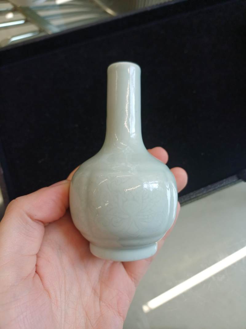 清 白釉暗刻纏枝花卉紋瓶 《大清乾隆年製》款 | A small Chinese monochrome white-glazed incised vase, Qing dynasty - 图4