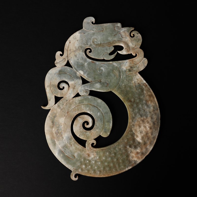 十九/二十世紀 仿古玉雕龍紋珮 | A large Chinese archaistic jade 'dragon' plaque, 19th/20th century - 图2