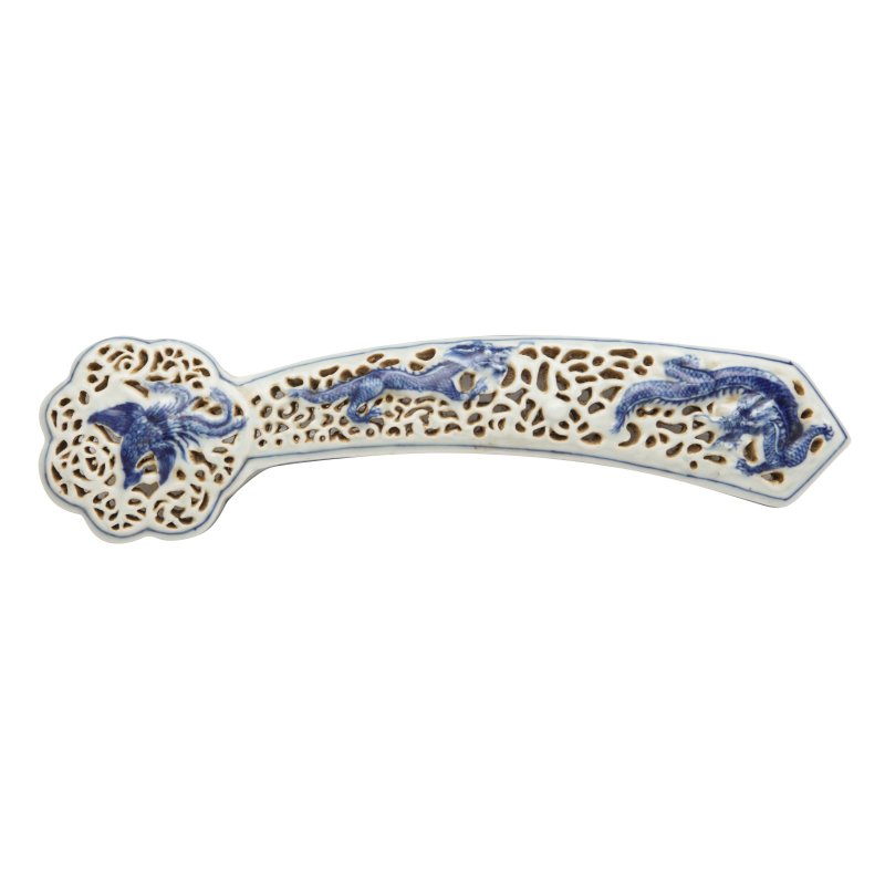 清十八至十九世紀 青花如意形蓋爐 《大清乾隆年製》款 | A Chinese blue and white sceptre-shaped censer and cover, Qing dynasty, 18th-19th century - 图6
