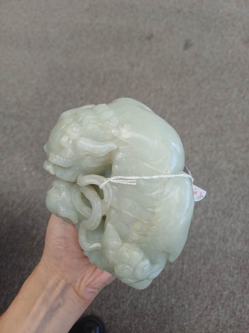 清十九世紀 青白玉太獅少獅擺件 | A large Chinese pale-celadon jade 'Buddhist lions' carving, Qing dynasty, 19th century - 图23