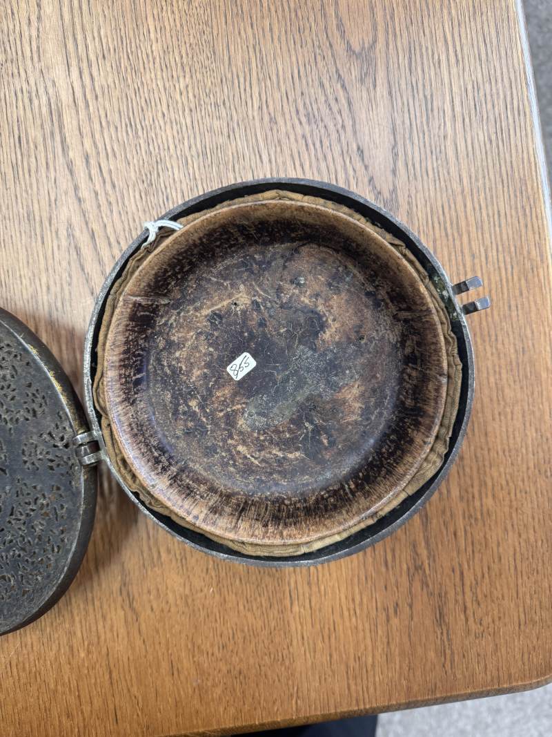 十五/十六世紀 西藏東部德格 鐵鋄金鏤空龍紋蓋盒 | A rare Tibetan gilt-damascened iron bowl box and cover, Derge, Eastern Tibet, 15th/16th century - 图22
