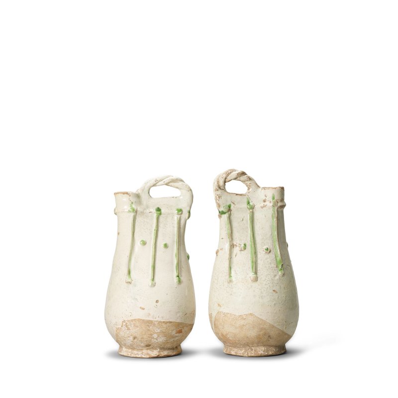 遼 白釉綠彩雞冠小壺一對 | A PAIR OF SMALL WHITE-GLAZED FLASKS - 图2