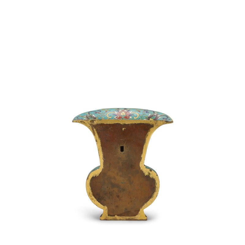 清十八世紀 銅胎掐絲琺瑯纏枝蓮紋壁瓶 | A CLOISONNÉ ENAMEL 'LOTUS' WALL VASE - 图2