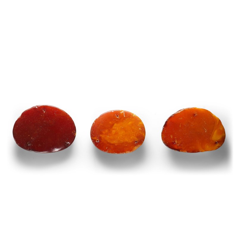 遼 琥珀花鳥紋佩飾 一組三件 | THREE AMBER 'BIRDS AND FLORAL' PENDANTS - 图2