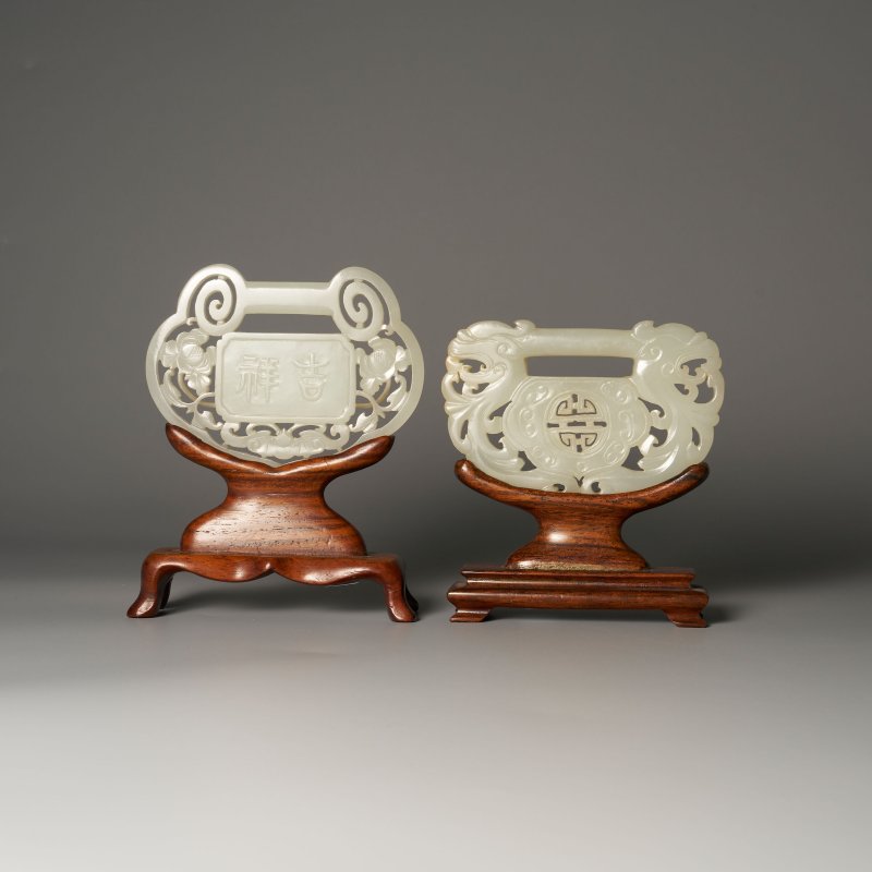 晚清 青白玉鏤雕⌈吉祥•如意⌋、⌈團壽⌋牌二枚 及座 | TWO RETICULATED GREENISH WHITE JADE PLAQUES - 图1