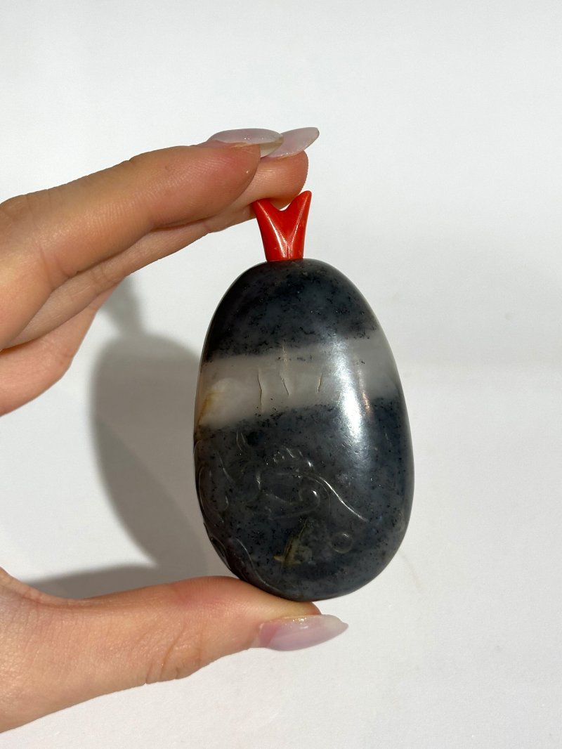 清十九世紀 黑白玉卵龍紋鼻煙壺 | A BLACK AND WHITE JADE PEBBLE 'DRAGON' SNUFF BOTTLE - 图3