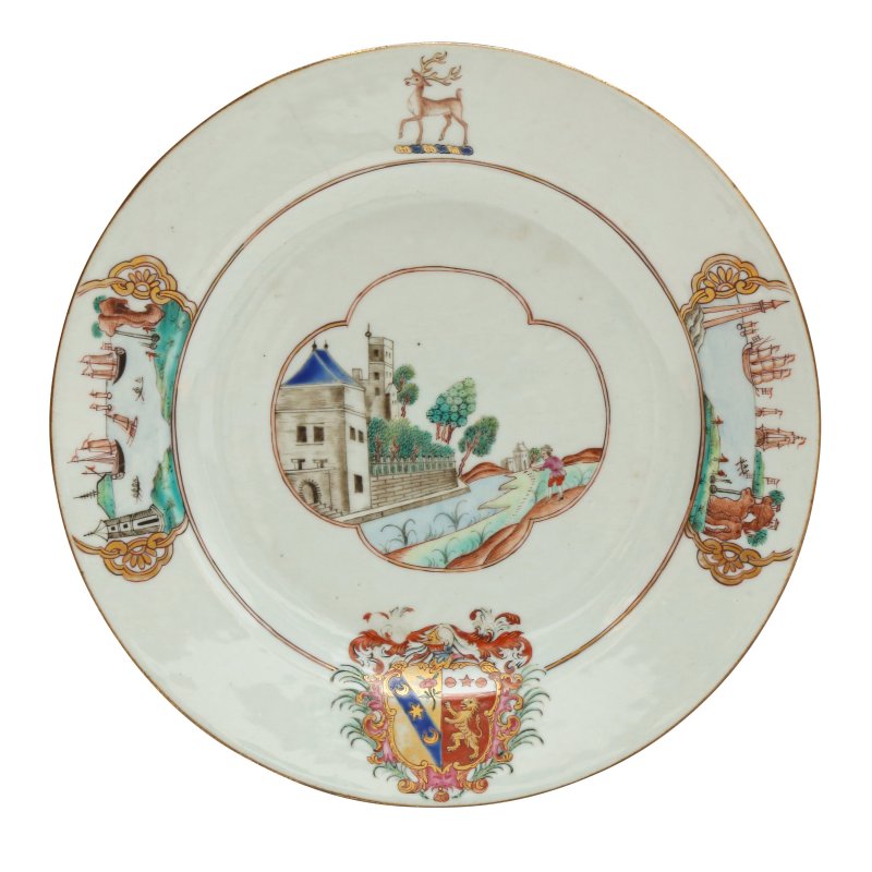 清乾隆 約1745年 粉彩紋章圖盤一組三件 | Three fine and rare Chinese export armorial dishes, Qing Dynasty, Qianlong Period, circa 1745 - 图3