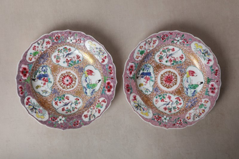 清雍正 約1730年 粉彩開光人物花卉圖花式盤一對 | Santos Collection | A pair of fine Chinese export foliate dishes, Qing dynasty, Yongzheng period, circa 1730 - 图2