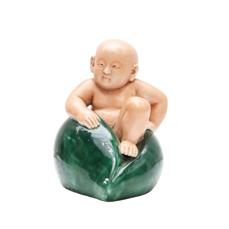 民國 粉彩童子獻壽像 | A Chinese famille-rose 'boy and peach' figure, Republic period - 图2