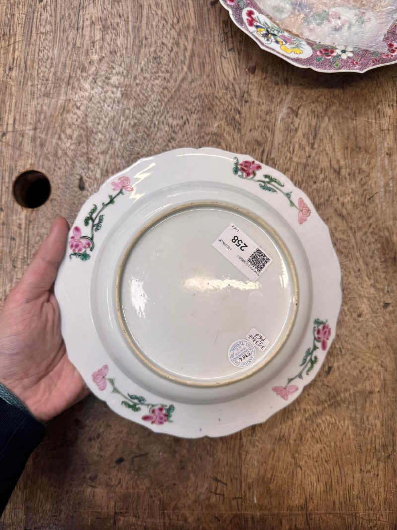 清雍正 約1730年 粉彩開光人物花卉圖花式盤一對 | Santos Collection | A pair of fine Chinese export foliate dishes, Qing dynasty, Yongzheng period, circa 1730 - 图22