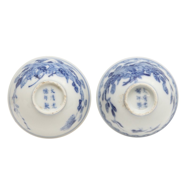 清光緒 青花花卉紋小盃 一組兩件《大清光緒年製》款 | Two small Chinese blue and white 'floral' cups, Qing dynasty, Guangxu period - 图5