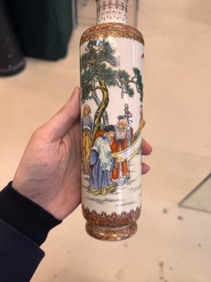 民國 粉彩松下雅聚圖筒式瓶 《懷仁堂製》款 | A fine Chinese famille-rose 'scholars' cylindrical vase, Republic period, Juren tang zhi mark - 图10