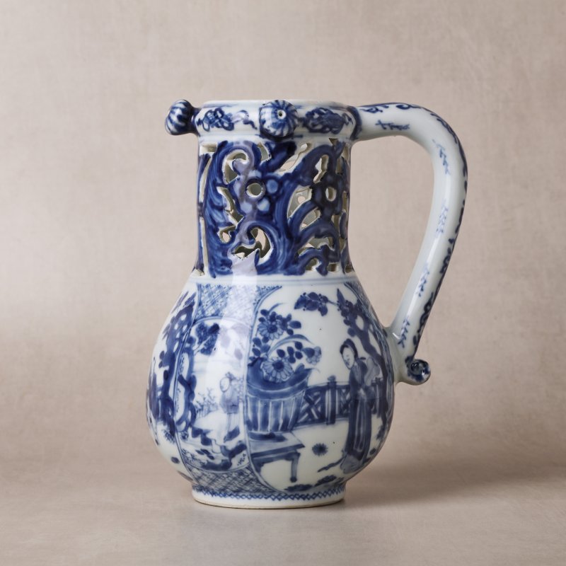 清康熙 青花庭院仕女圖執壺 | Santos Collection | A rare Chinese export blue and white 'puzzle' jug, Qing dynasty, Kangxi period - 图1