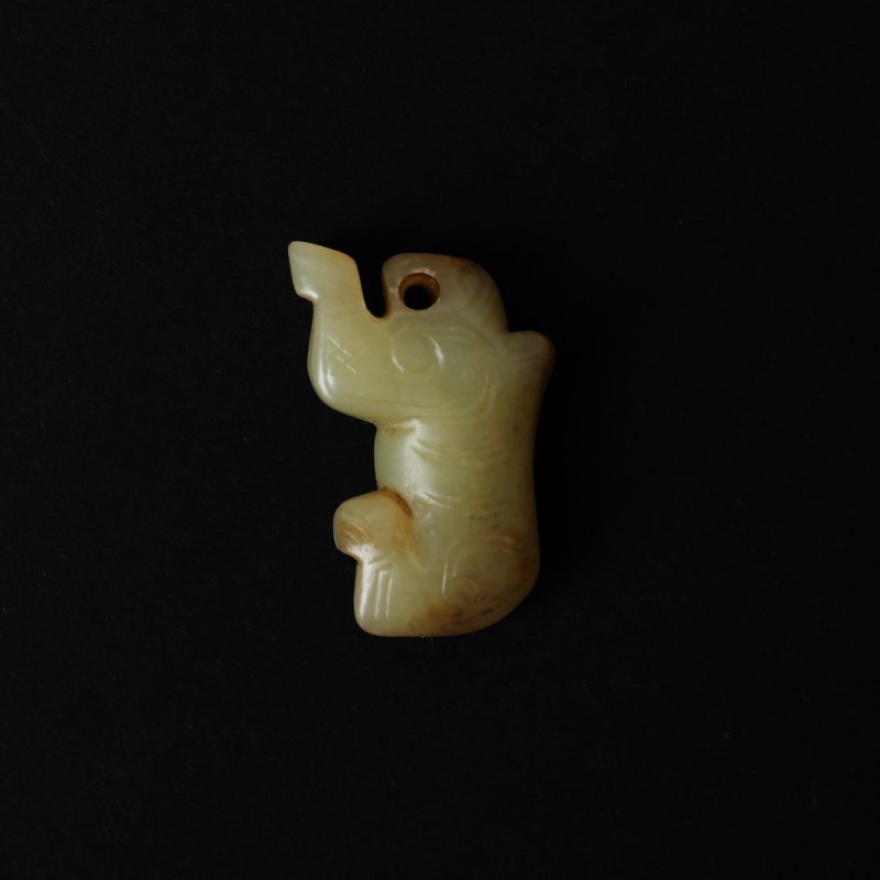 二十世紀 仿古玉虎珮 | A Chinese archaistic celadon jade 'tiger' pendant, 20th century
