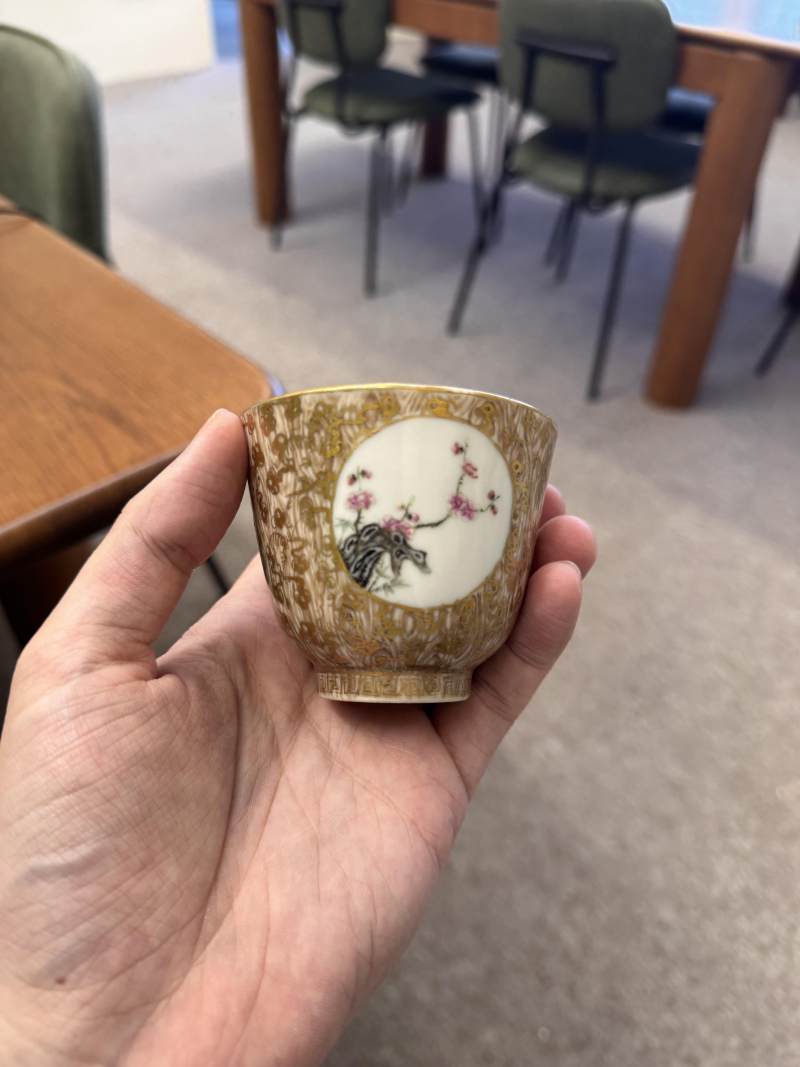 清十八/十九世紀 粉彩仿木紋花卉紋盃 | Santos Collection | A Chinese famile-rose faux-bois 'blossoms' cup, Qing dynasty, 18th-19th century - 图9