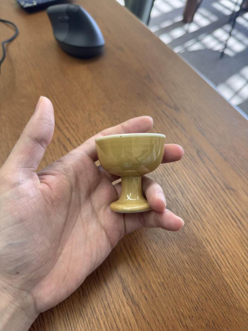 清康熙 米醬釉高足盃 | Santos Collection | A Chinese cafe-au-lait-glazed stem cup, Qing dynasty, Kangxi period - 图1