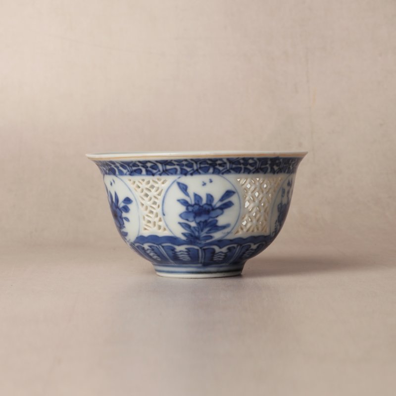 明崇禎 青花花卉紋玲瓏鏤空盌 | Santos Collection | A Chinese blue and white reticulated 'linglong' bowl, Ming dynasty, Chongzhen period - 图6