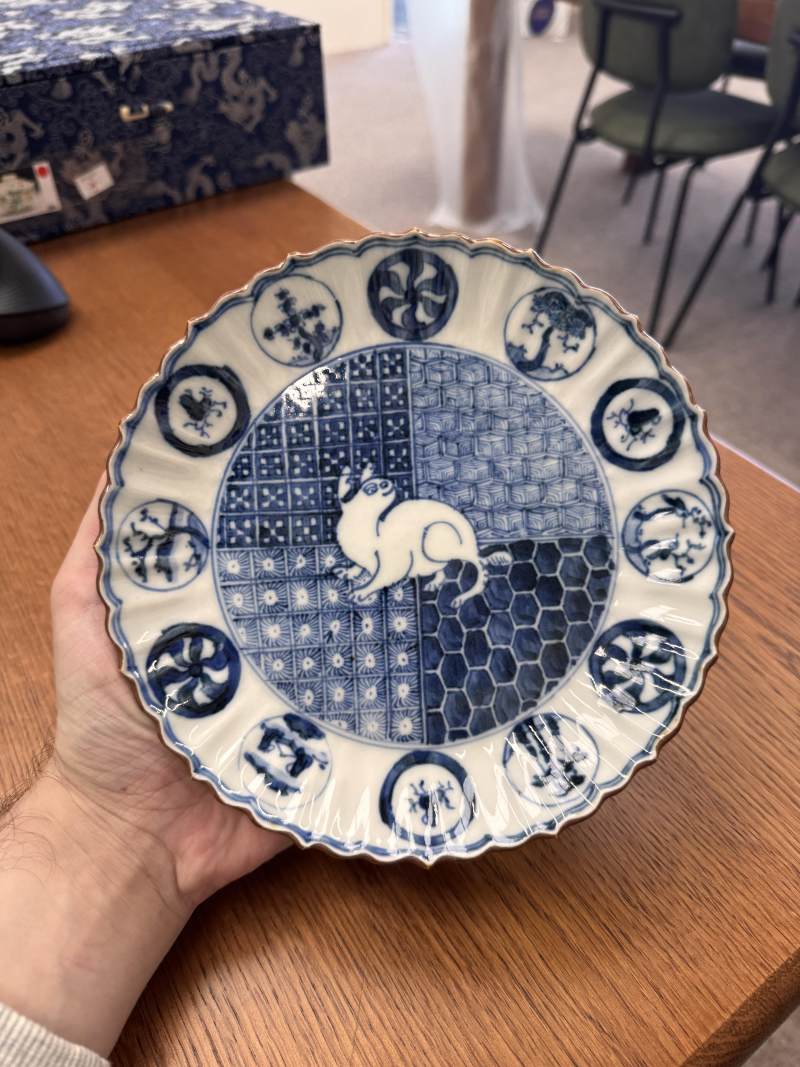 明天啟 青花古染付瑞兔圖菱花口盤 | Santos Collection | A Chinese blue and white kosometsuke 'hare' foliate dish, Ming dynasty, Tianqi period - 图4