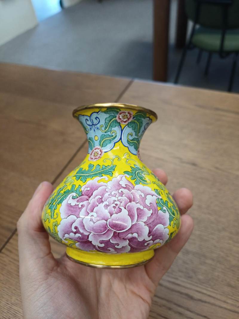 民國 銅胎畫琺瑯牡丹花卉紋瓶 《大清乾隆年製》款 | A Chinese painted enamel 'peonies' vase, Republic period, Qianlong mark - 图12