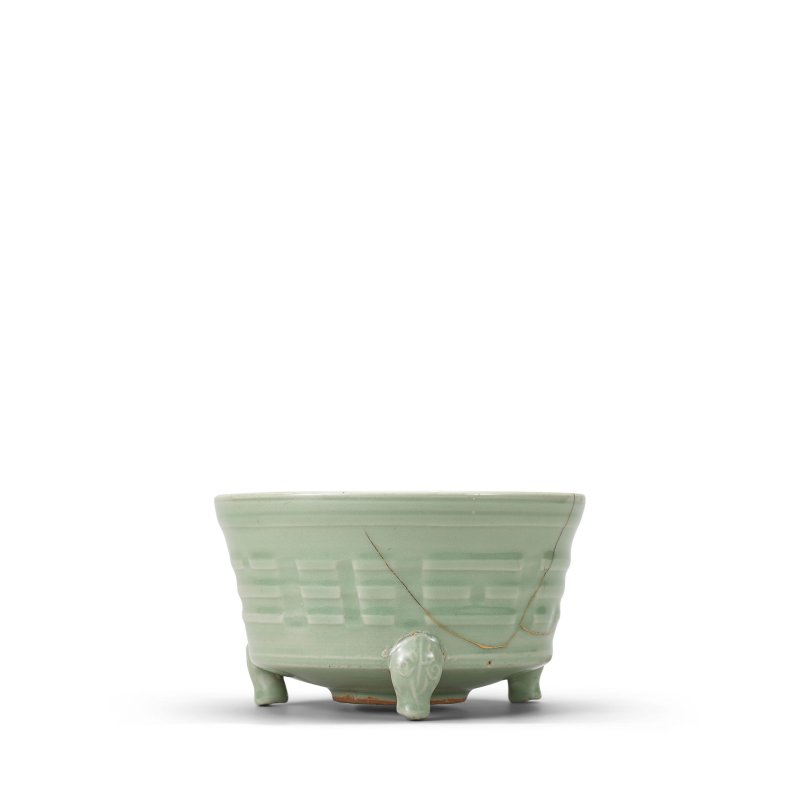 南宋/元 龍泉窯青釉八卦紋三足奩式爐 | A LONGQUAN CELADON-GLAZED TRIPOD INCENSE BURNER - 图3