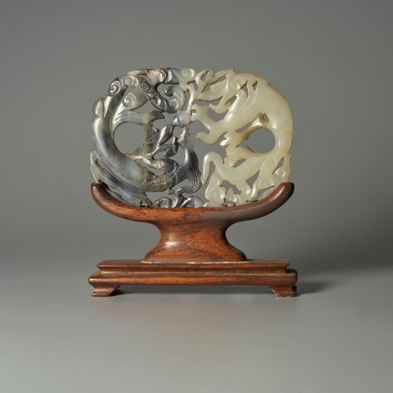 十九/二十世紀 黑白玉⌈雙龍戲珠⌋牌 及座 | A BLACK AND WHITE JADE 'DRAGON' PLAQUE - 图1