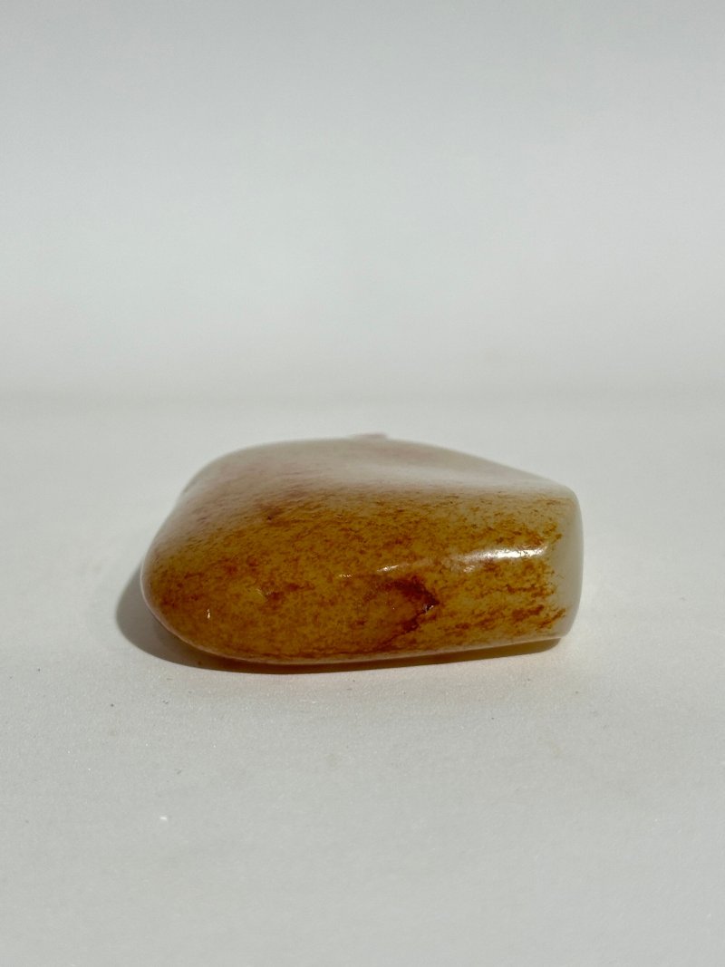 清十九世紀 白玉帶皮隨形鼻煙壺 | A WHITE AND RUSSET JADE 'PEBBLE' SNUFF BOTTLE - 图5