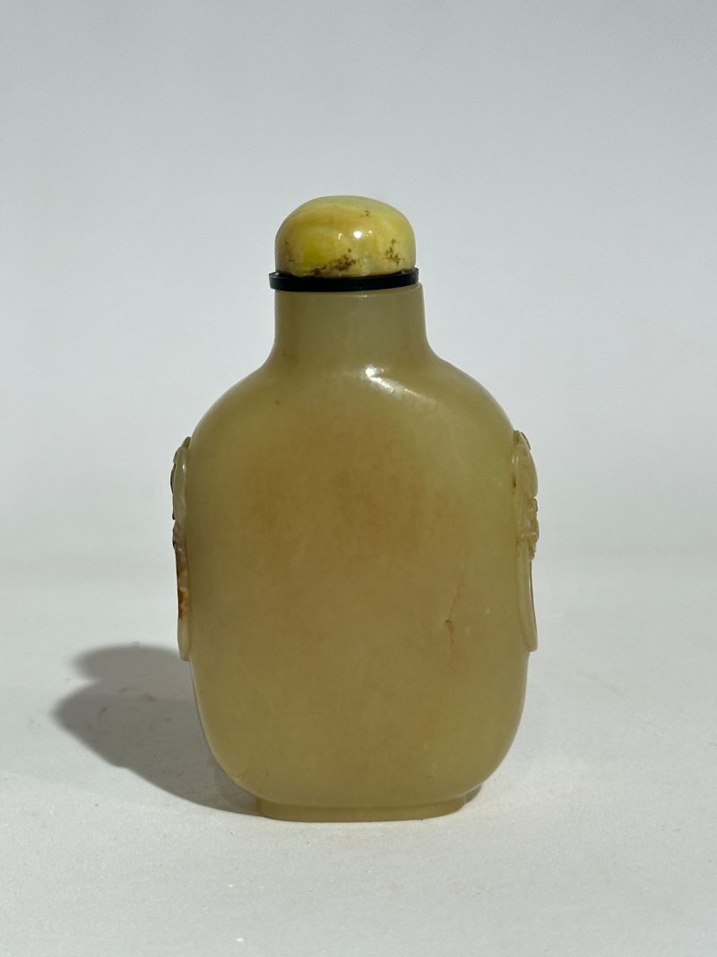 清 黃玉帶皮人物紋、沁玉山水紋鼻煙壺二件（沁玉配翡翠蓋） | A YELLOW AND RUSSET JADE AND A MOTTLED JADE 'LANDSCAPE' SNUFF BOTTLE - 图9