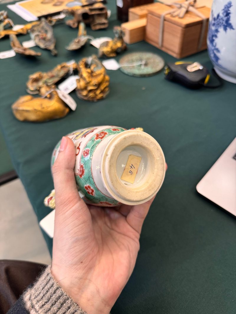 清康熙 五彩博古圖蓋罐 | A Chinese famille-verte twin-handled 'hundred antiques' pot and cover, Qing Dynasty, Kangxi period - 图19