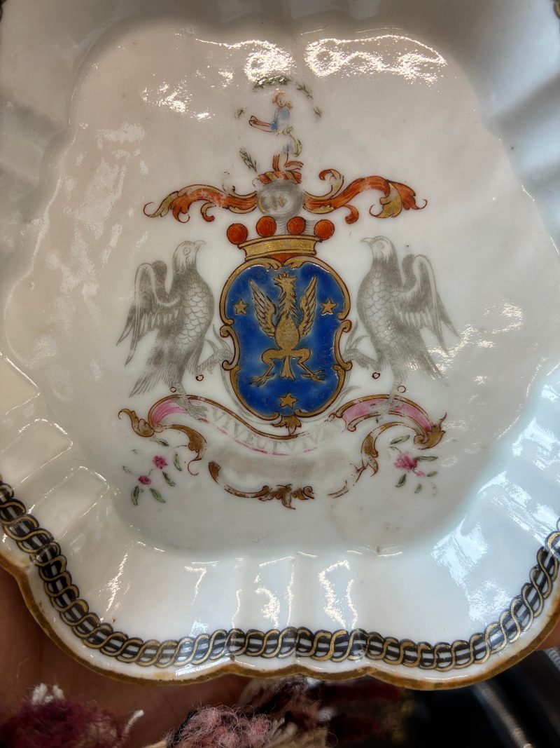 清十八世紀 紋章圖盤及西洋人物圖盤一組兩件 | A Chinese armorial saucer and a 'European subject' saucer, Qing dynasty, 18th century - 图13