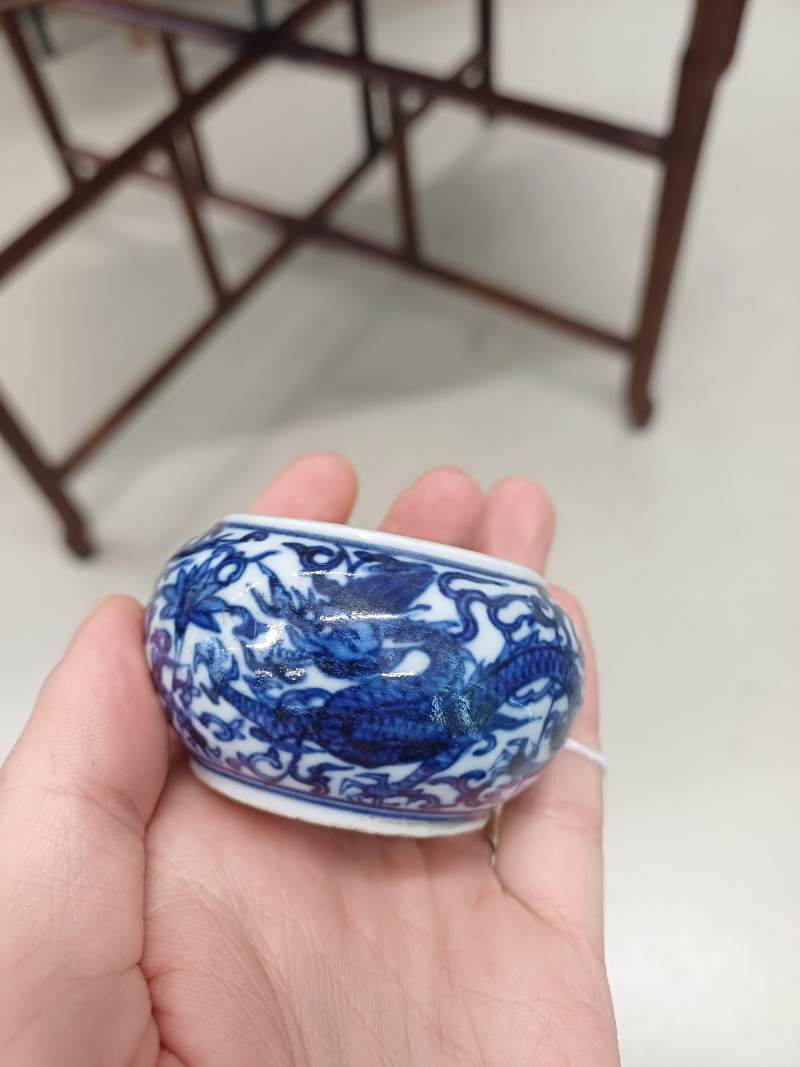 十九世紀 青花雲龍紋鳥食罐 《大明萬曆年製》款 | A Chinese Ming-style blue and white bird feeder, 19th century - 图10