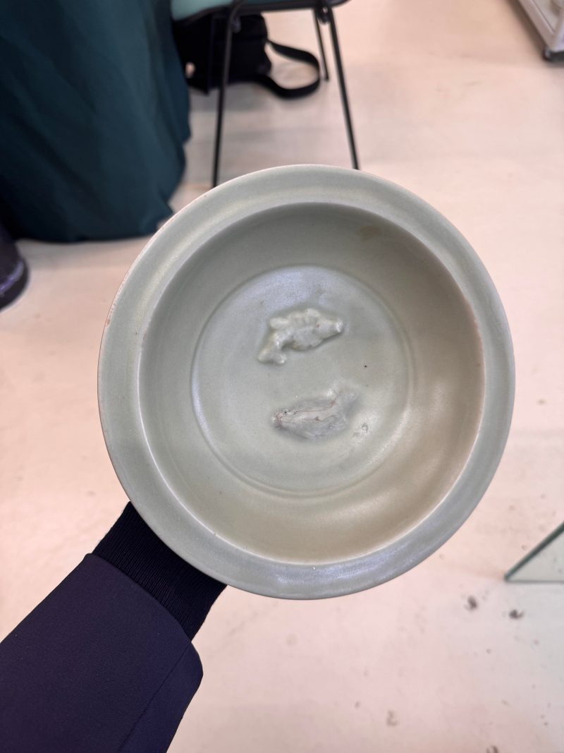 宋 龍泉窰青釉貼雙魚折沿盤 | Santos Collection | A Chinese Longquan celadon 'twin fish' moulded dish, Song dynasty - 图8