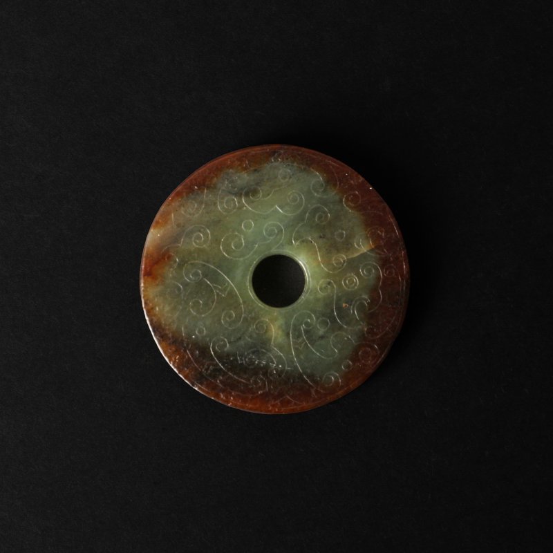 清 仿古螭龍紋玉璧佩 | A Chinese archaistic carved jade 'chilong' bi disc pendant, Qing dynasty - 图2