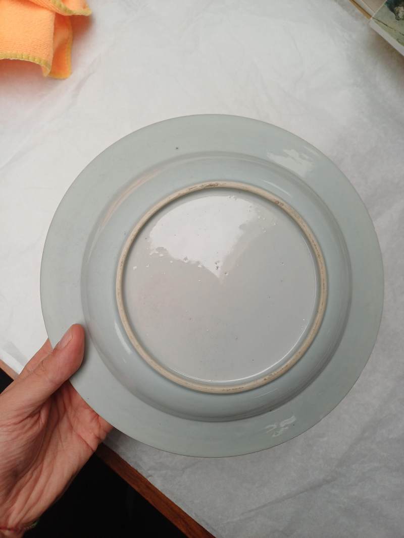 清乾隆 約1745年 粉彩紋章圖盤一組四件 | Four fine and rare Chinese export armorial soup bowls, Qing Dynasty, Qianlong Period, circa 1745 - 图13