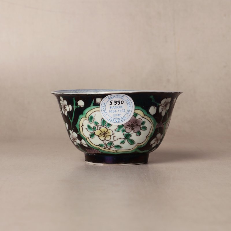 清康熙 墨地五彩花卉紋盃 | Santos Collection | A Chinese famille-noire 'blossoms' cup, Qing dynasty, Kangxi period - 图12