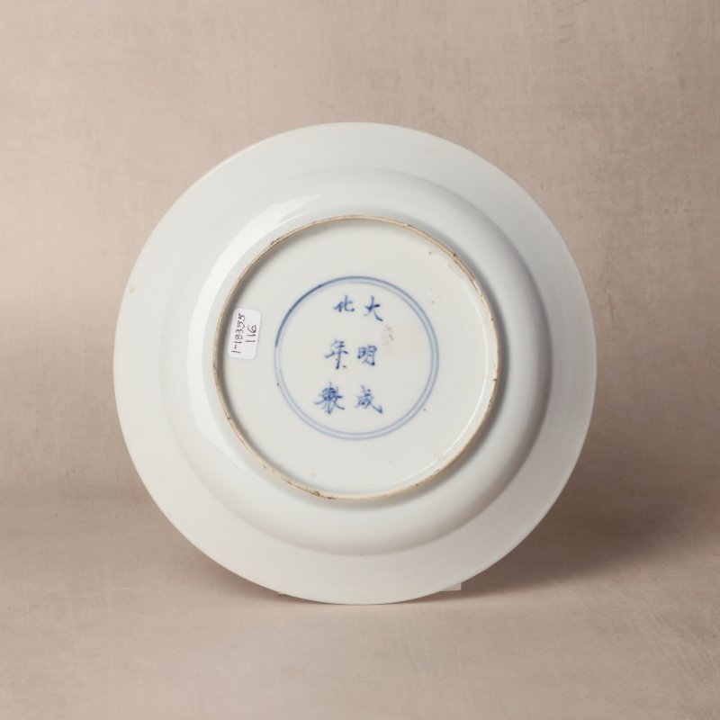 清康熙 青花菊紋詩句盤一組三件 《大明成化年製》款 | Santos Collection | A fine group of three Chinese blue and white 'chrysanthemum poem' dish, Qing dynasty, Kangxi period - 图3