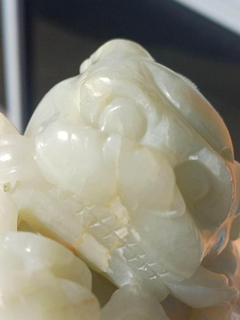 清十九世紀 青白玉太獅少獅擺件 | A large Chinese pale-celadon jade 'Buddhist lions' carving, Qing dynasty, 19th century - 图13