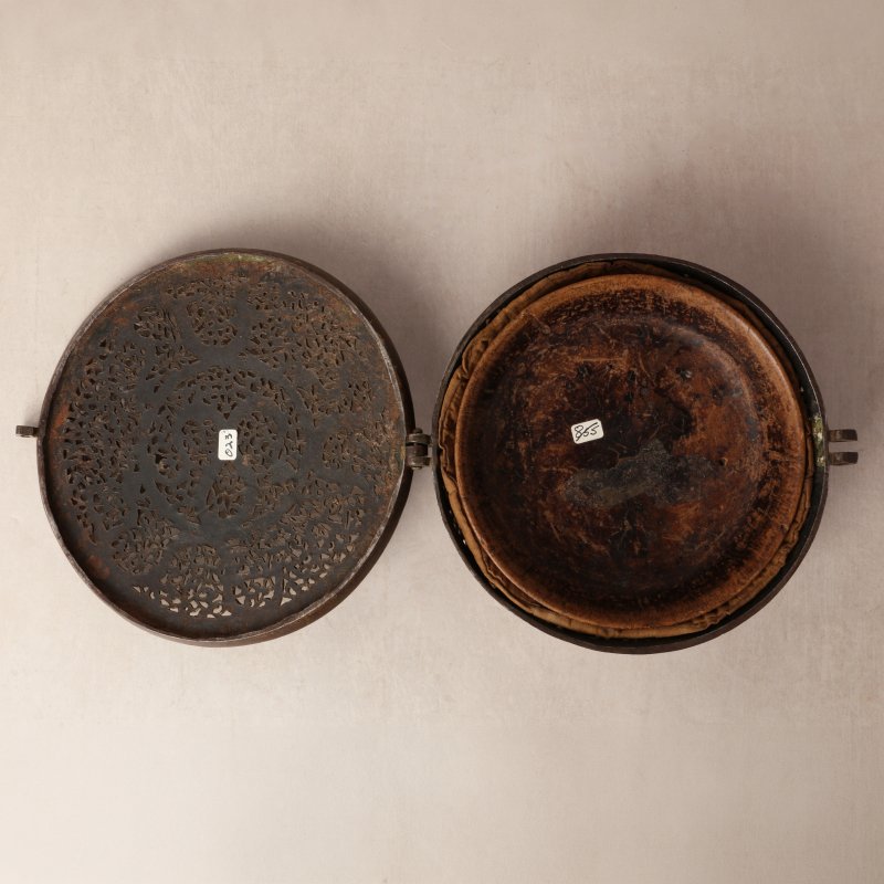 十五/十六世紀 西藏東部德格 鐵鋄金鏤空龍紋蓋盒 | A rare Tibetan gilt-damascened iron bowl box and cover, Derge, Eastern Tibet, 15th/16th century - 图32