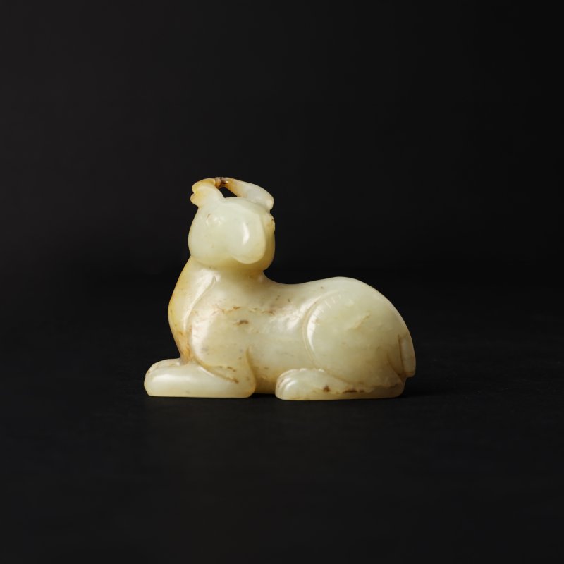 二十世紀 青玉帶皮瑞鹿擺件 | A Chinese celadon and russet jade 'deer' carving, 20th century