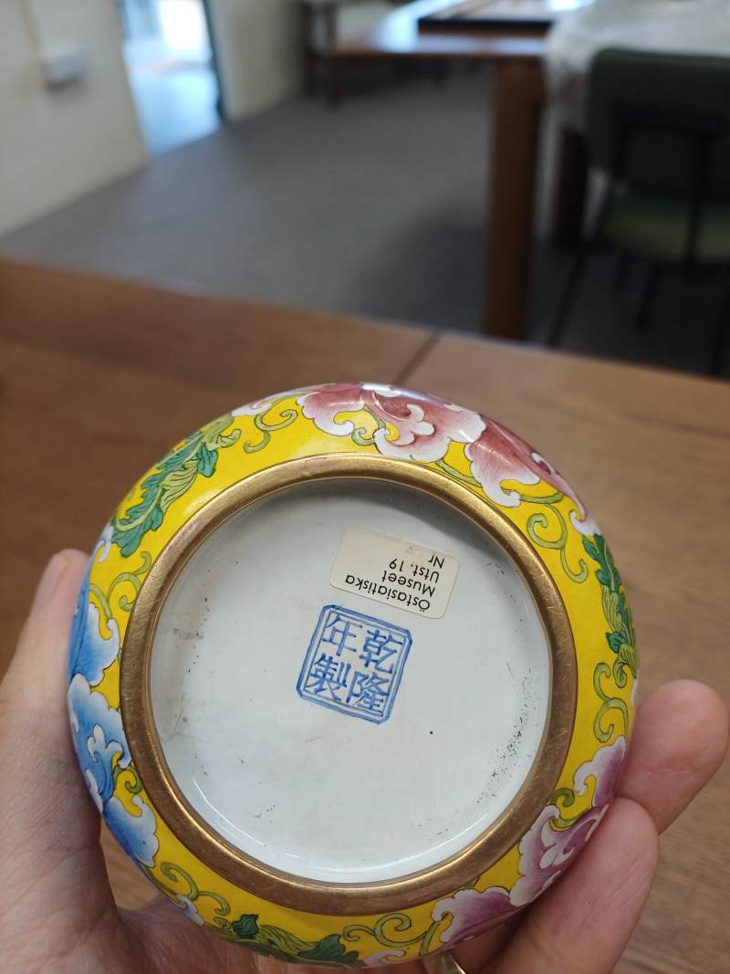 民國 銅胎畫琺瑯牡丹花卉紋瓶 《大清乾隆年製》款 | A Chinese painted enamel 'peonies' vase, Republic period, Qianlong mark - 图2