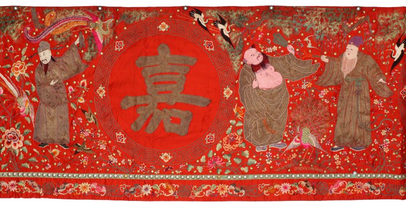十九/二十世紀 紅地刺繡群仙圖掛屏 | A long Chinese red-ground embroidered 'immortals' silk panel, 19th/20th century - 图2