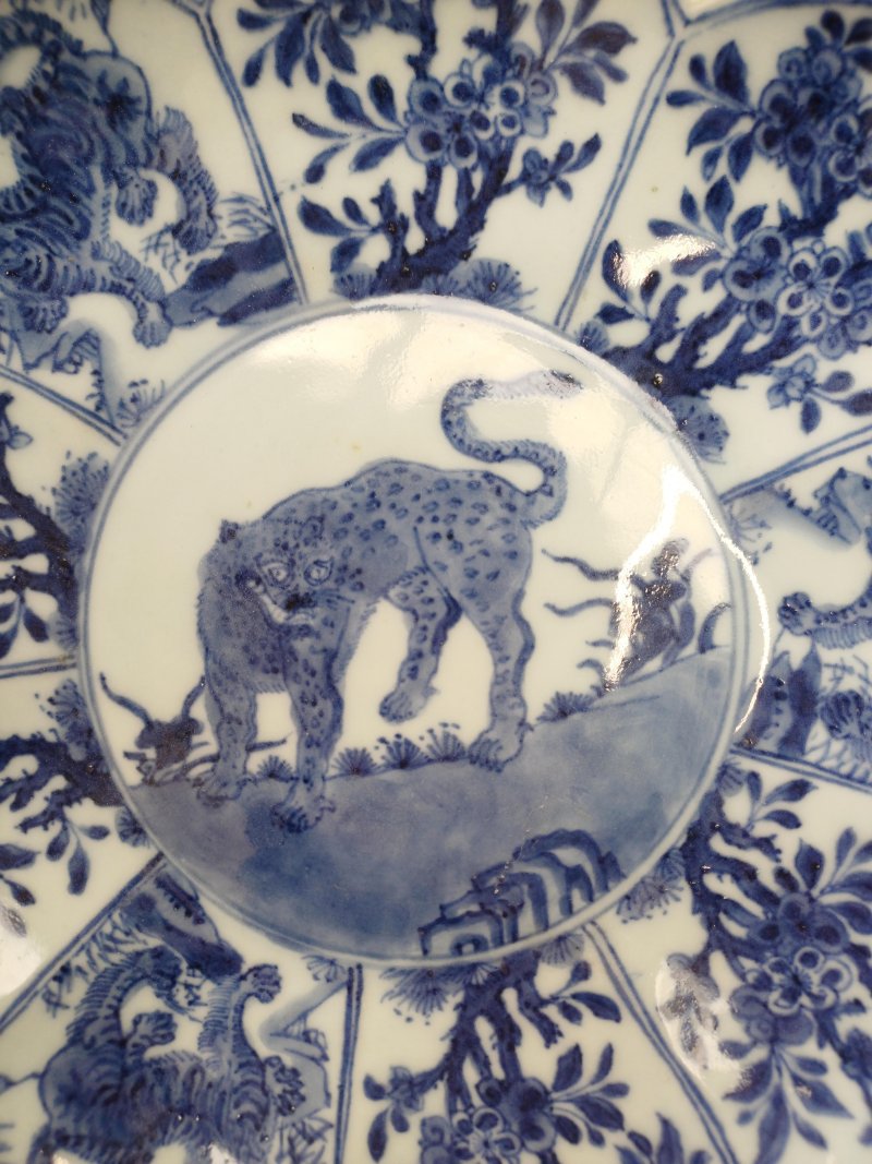 清十八世紀 青花猛虎圖花口盤 | A Chinese blue and white 'tiger' foliate dish, Qing dynasty, 18th century - 图8