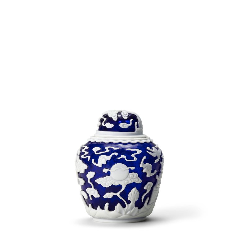 清乾隆 藍地套白料瑞獸紋蓋罐 | A WHITE OVERLAY BLUE GLASS 'MYTHICAL BEAST' JAR AND COVER - 图4