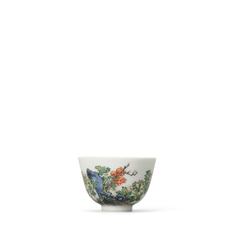 清康熙 五彩詩文花卉紋小杯 | A SMALL INSCRIBED WUCAI 'FLORAL' CUP - 图1